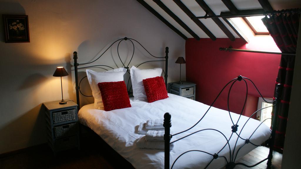 B&B Le Secret Du Bois Bourseigne-Vieille Екстериор снимка